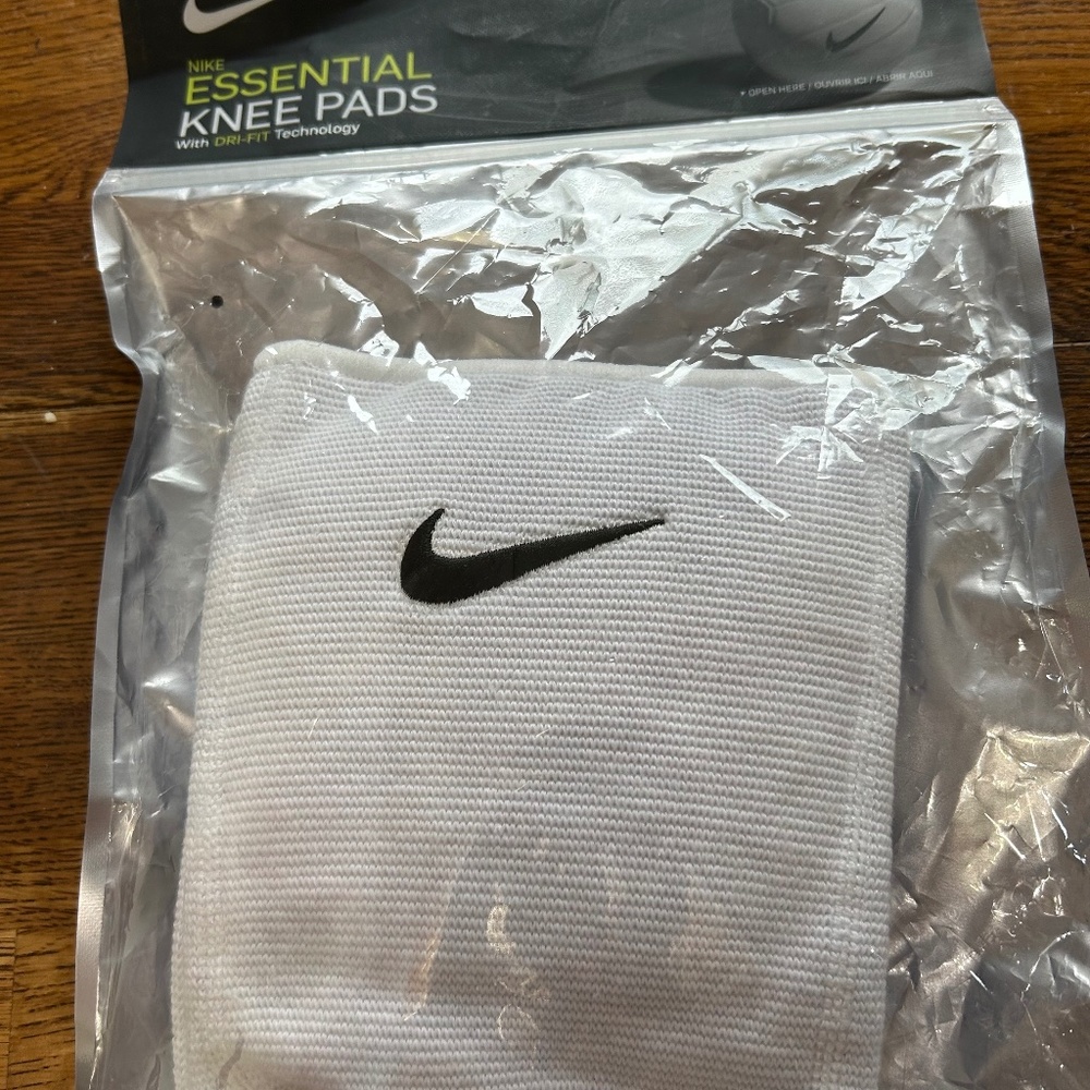 New Nike Pair Volleyball knee pads white M/L Dri-fit Women
